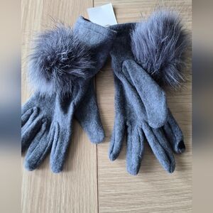 Amazon Gray Fur-Accent Gloves